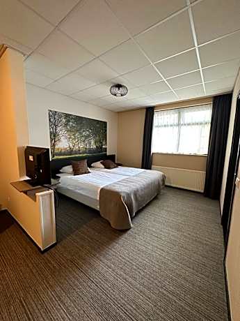 Family Room (2 Adults + 2 Children)