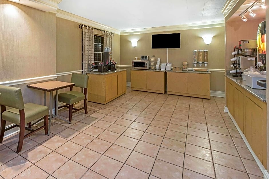 La Quinta Inn & Suites by Wyndham New Orleans Causeway