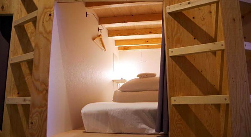 Travelers' house ROOTs