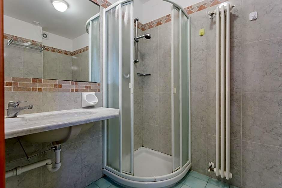 Hotel Plaza con piscina