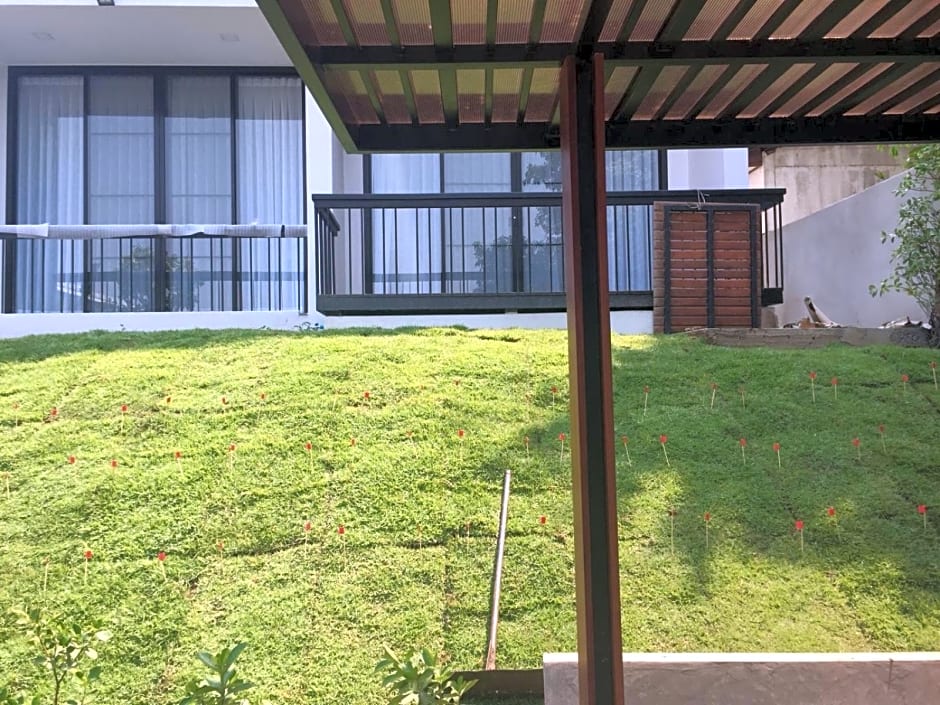 Home by the Bridge Hotel