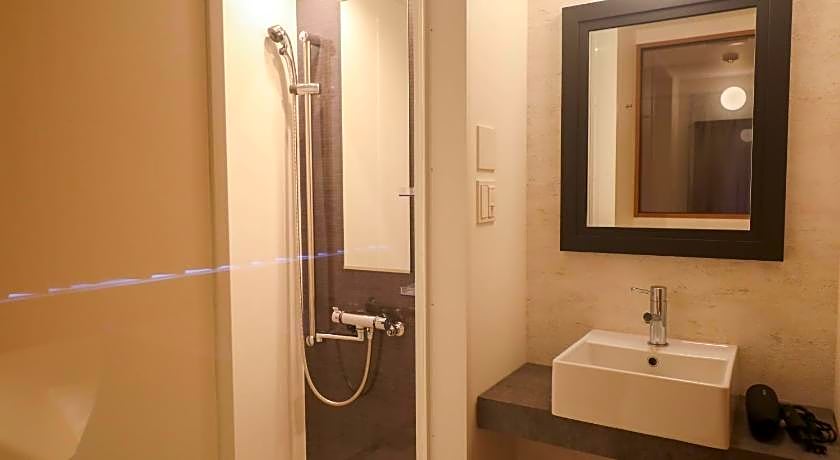 FFFFFF Hotel