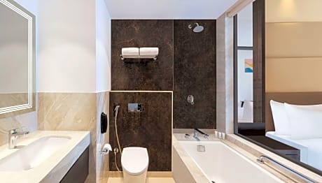 King Guest Room Hill View