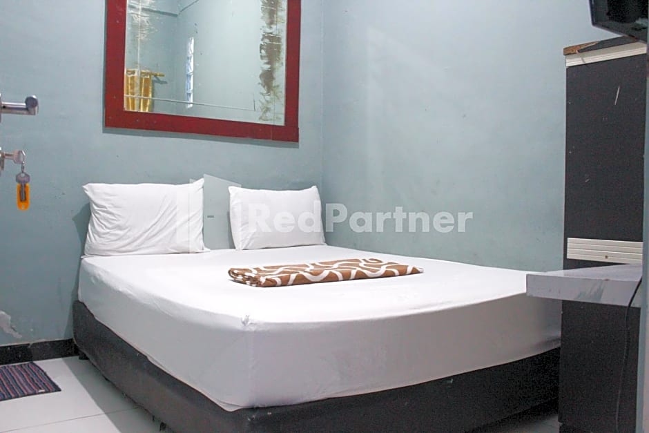 Snow White Residence near Grogol Mitra RedDoorz