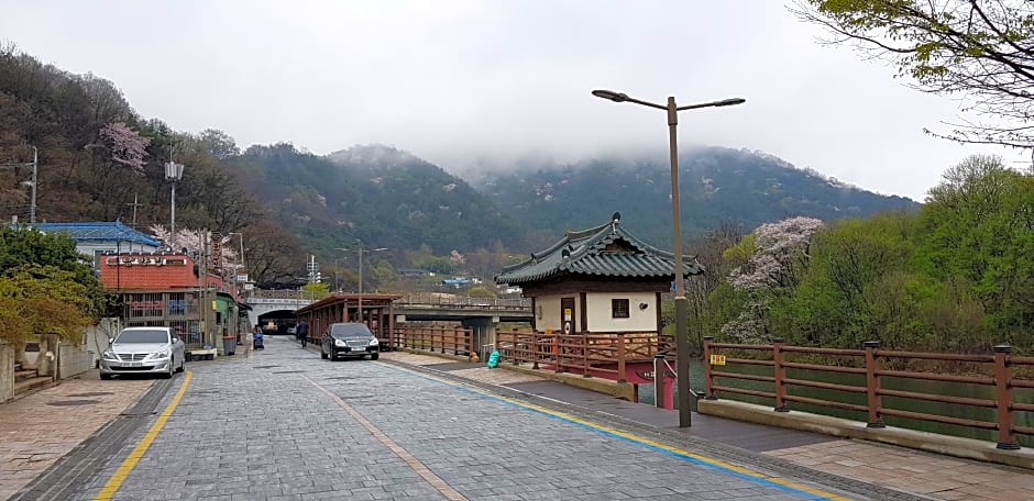 Hanulgiwa Hanok Stay