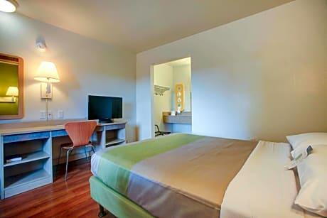 Deluxe Queen Suite