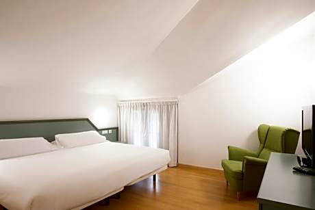 Family Room (2 Adults + 2 Children)