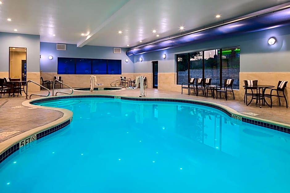 Holiday Inn Express and Suites Wheeling By IHG