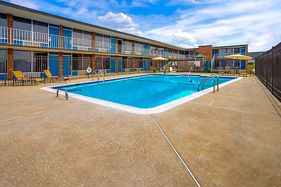 Days Inn by Wyndham Frederick