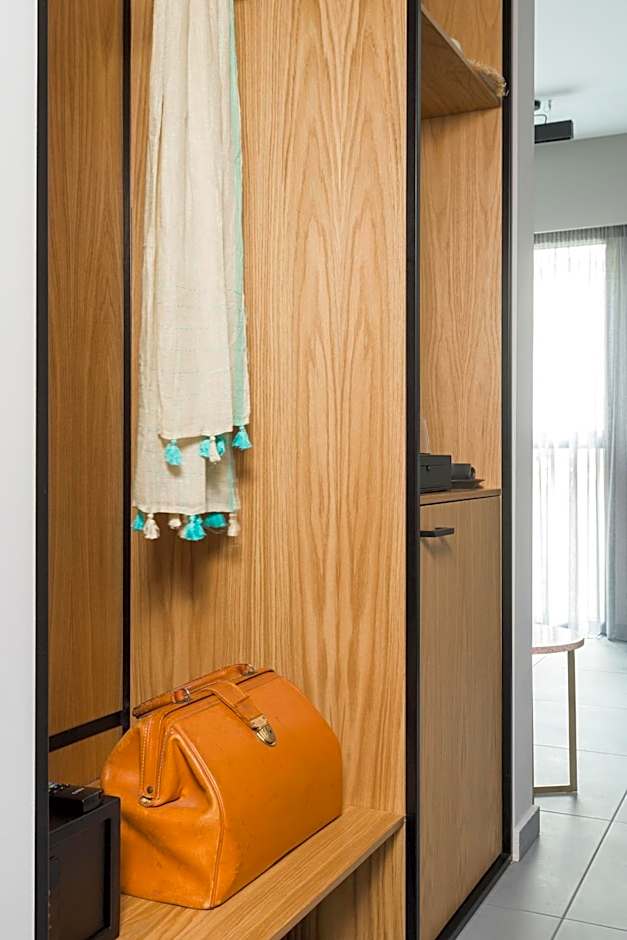 11 Enteka Acropolis Suites