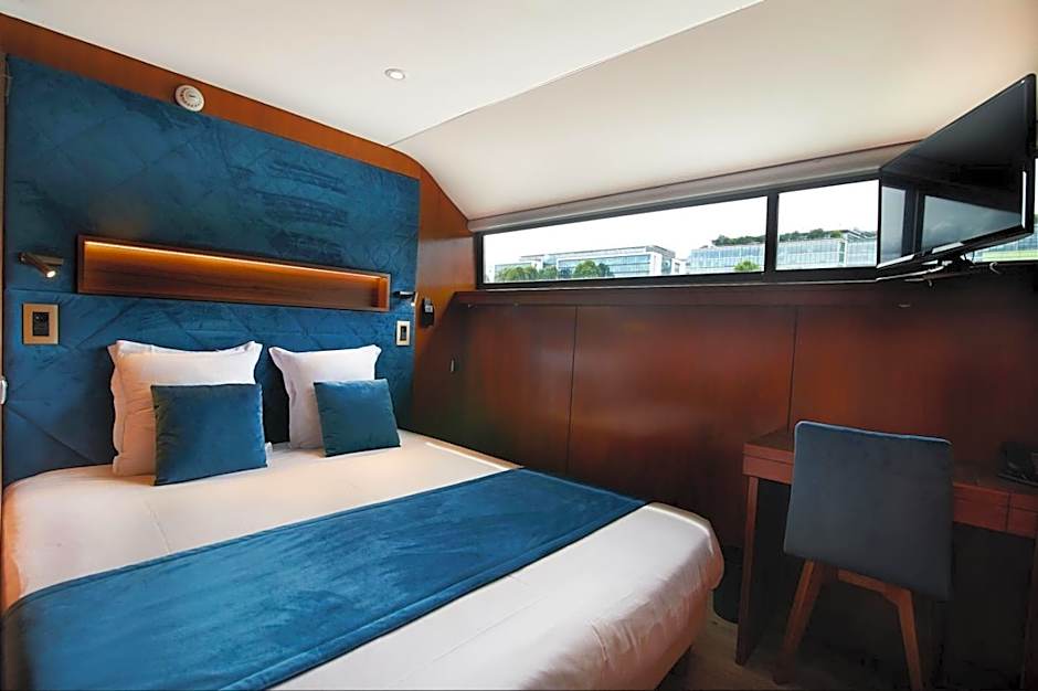 Le VIP Paris - Yacht Hotel
