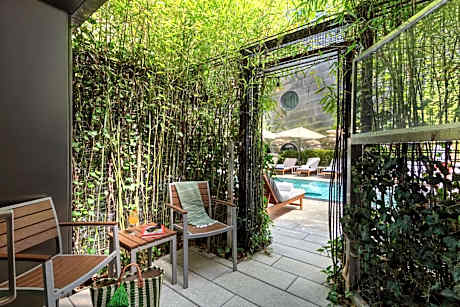 King Room with Roll-in Shower and Pool Access