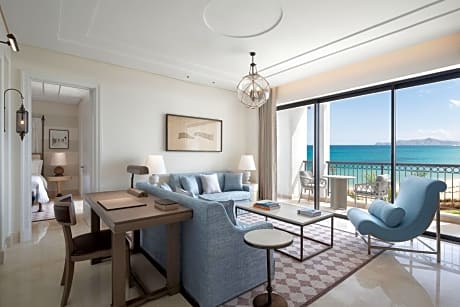 One-Bedroom Junior King Suite with Balcony - Seafront