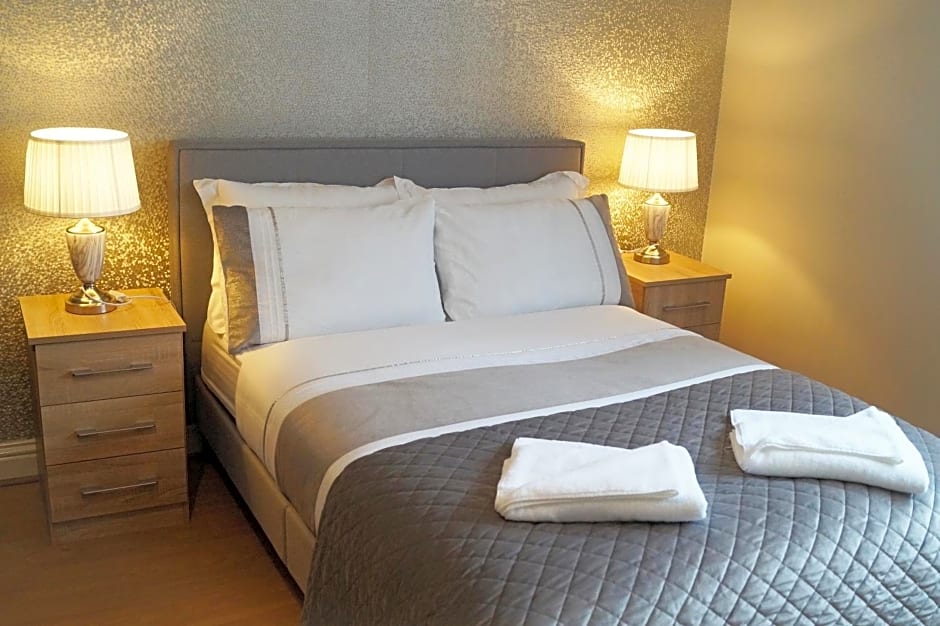 Ricky Road Guest House - Premium