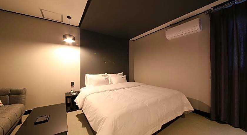 almond hotel Gupo station