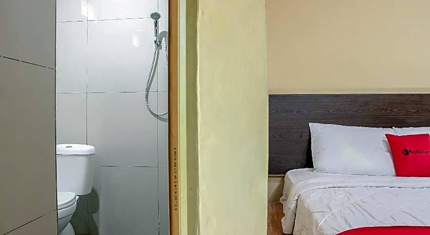 RedDoorz Syariah near Pasar Modern Cikopo