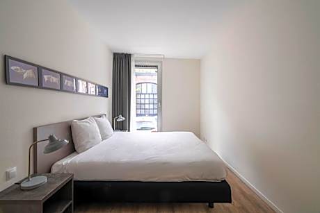 Large 2 Bedroom Apartment - Canal view