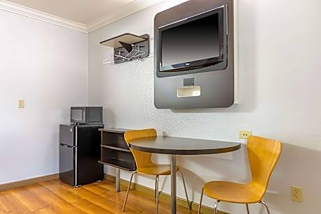 1 King Bed | Non-Smoking, Micfridge