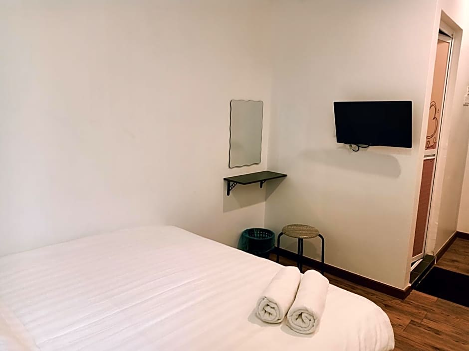 Cozy Riverside Hotel