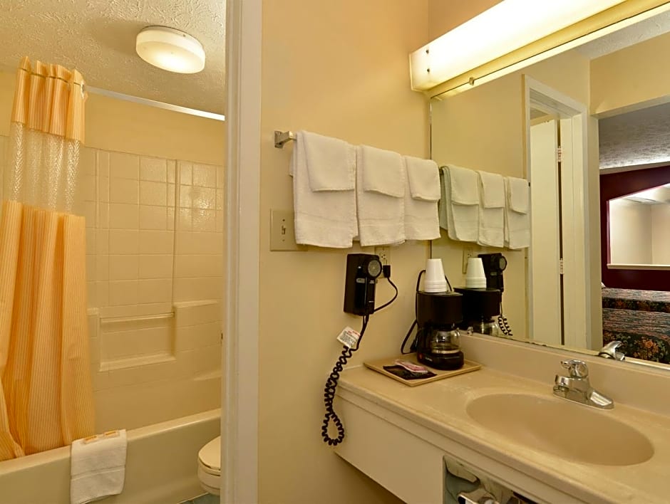 Super 8 by Wyndham Jackson MS Near the Fairgrounds