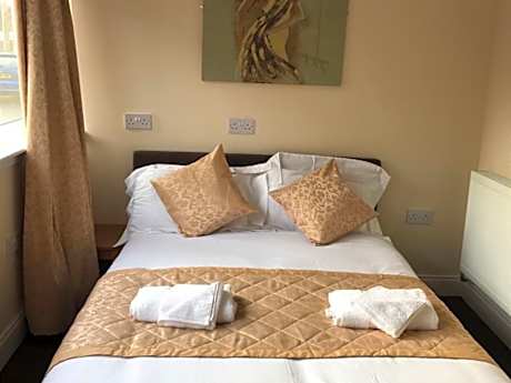 Family room-Family-Ensuite with Shower-Street View