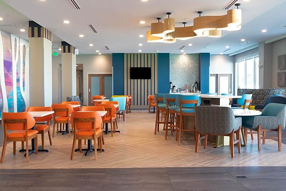 La Quinta Inn & Suites by Wyndham San Antonio Seaworld LAFB