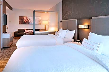 Queen Suite with Two Queen Beds, Bathtub and Trundle Sofa - Mobility Access/Hearing Accessible