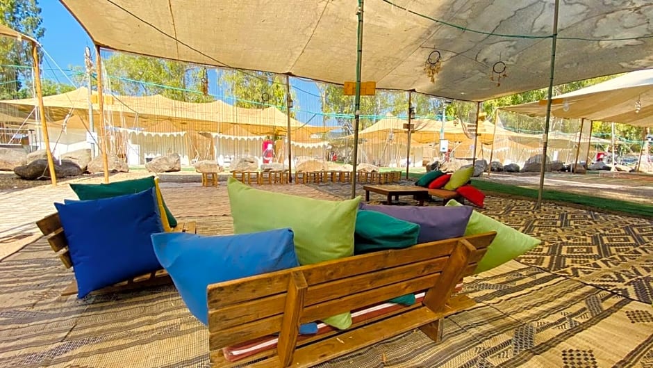 חוף גולן על שפת הכינרת אוהלים ממוזגים ובקתות עץ