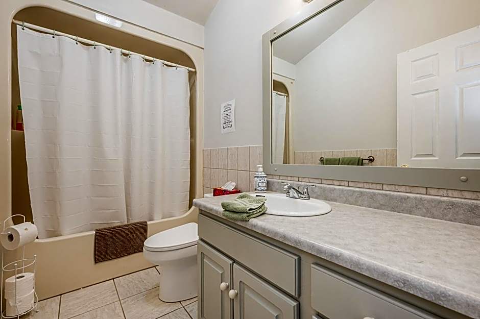 Evergreen Escape - Tobermory Chalet & Sauna