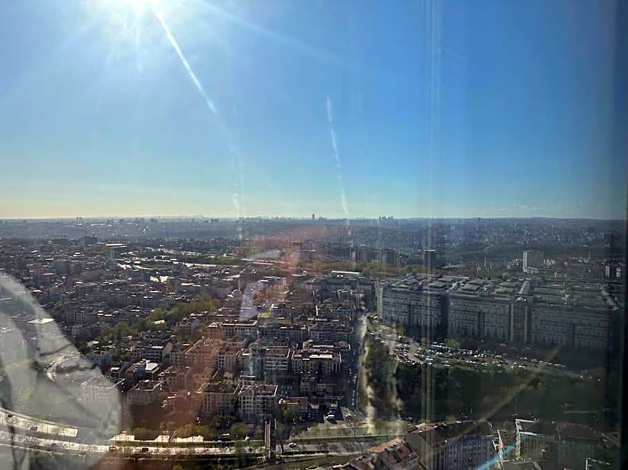 Luxury suites with gym and pool floor40