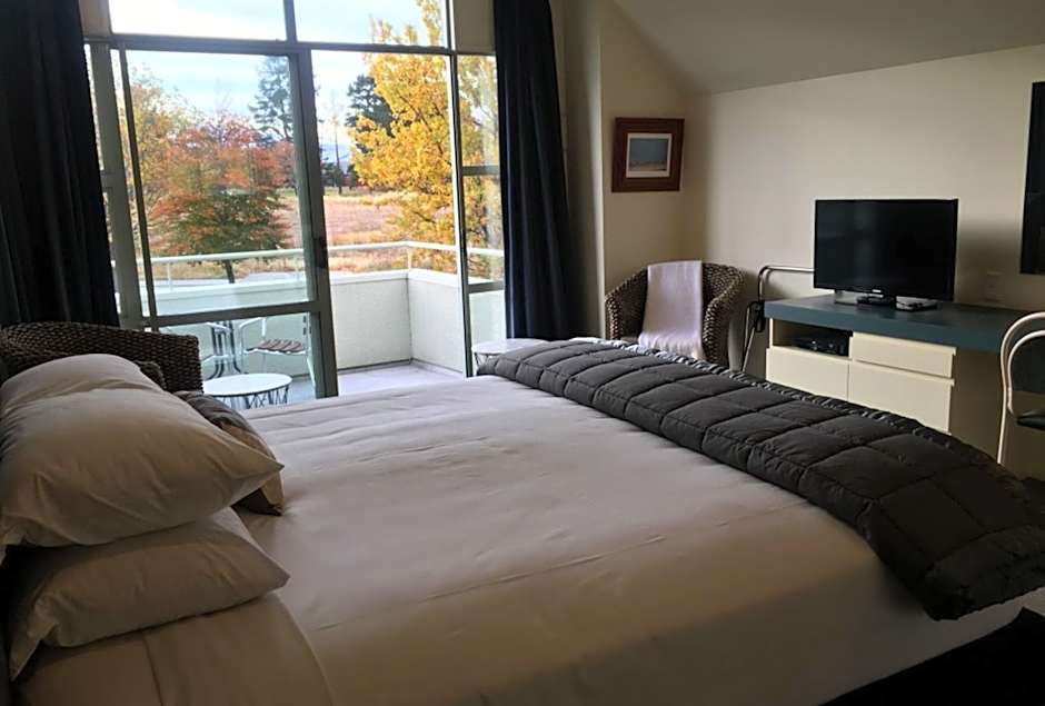 Colonial Manor Motel