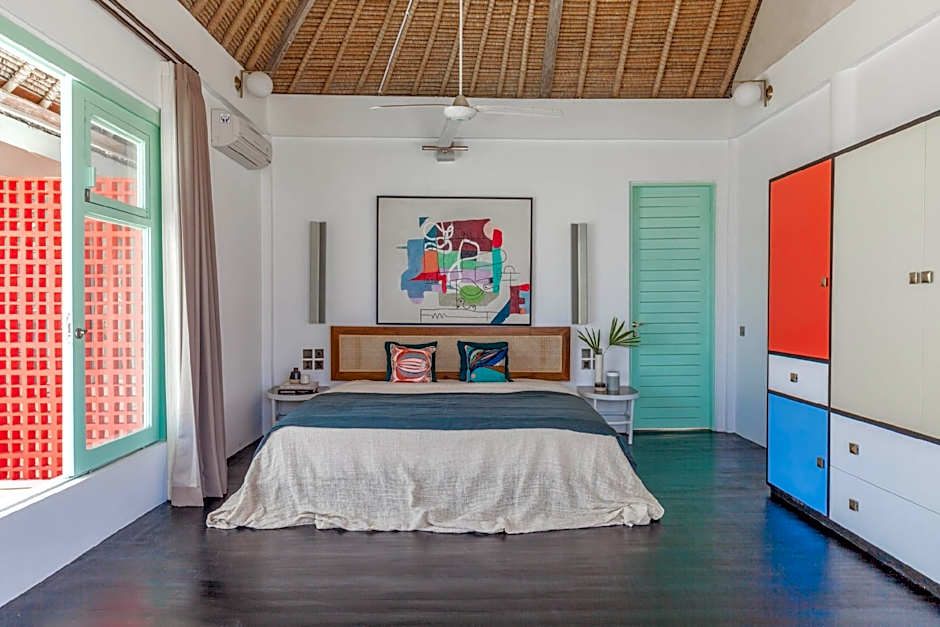 The Rocks - 6BR Beachfront Villa, Surf-in Location