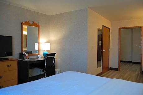 Queen Suite - Accessible/Non-Smoking