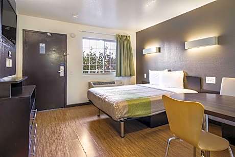 Queen Room - Non-Smoking