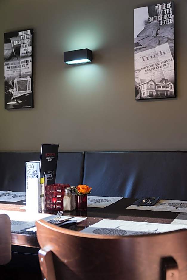 Racecourse Hotel and Motor Lodge