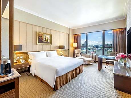 Superior King Room with City View