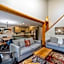 Ski In & 15 Minute Walk to the Lifts Hot Tub AC Pet Friendly