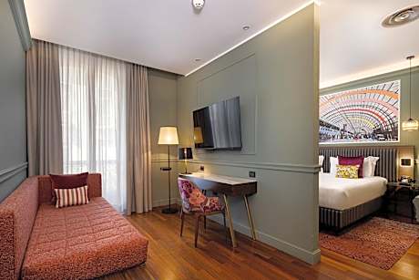 King Suite with Single Sofa Bed