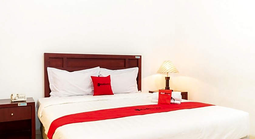 RedDoorz Plus Syariah near Java Supermall Semarang 2