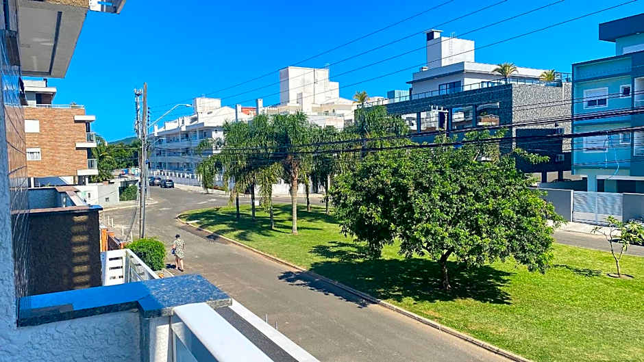 Espaço prático e clean 700 mts praia