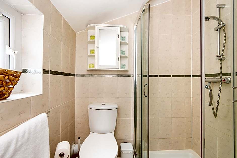 King Room with a shared Kitchen and bathroom in a 5-Bedroom House at Hanwell