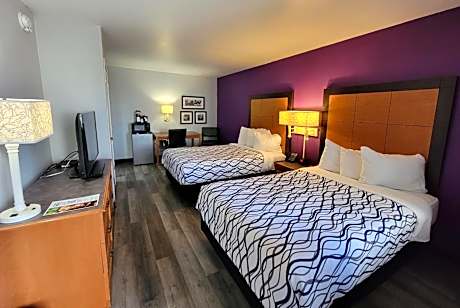 Queen Room with Two Queen Beds and Bath Tub - Mobility/Hearing Accessible - Non-Smoking