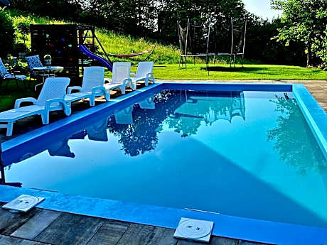 Domki i apartamenty nad jeziorem solińskim z basenem I widokiem na góry