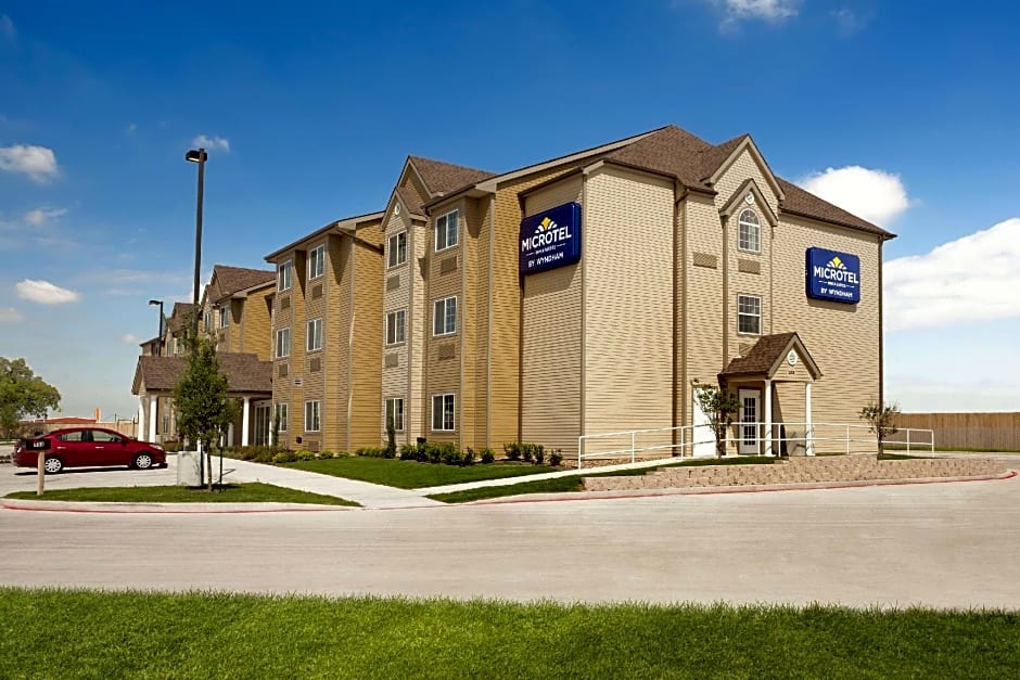 Microtel Inn & Suites by Wyndham Kenedy/Karnes City