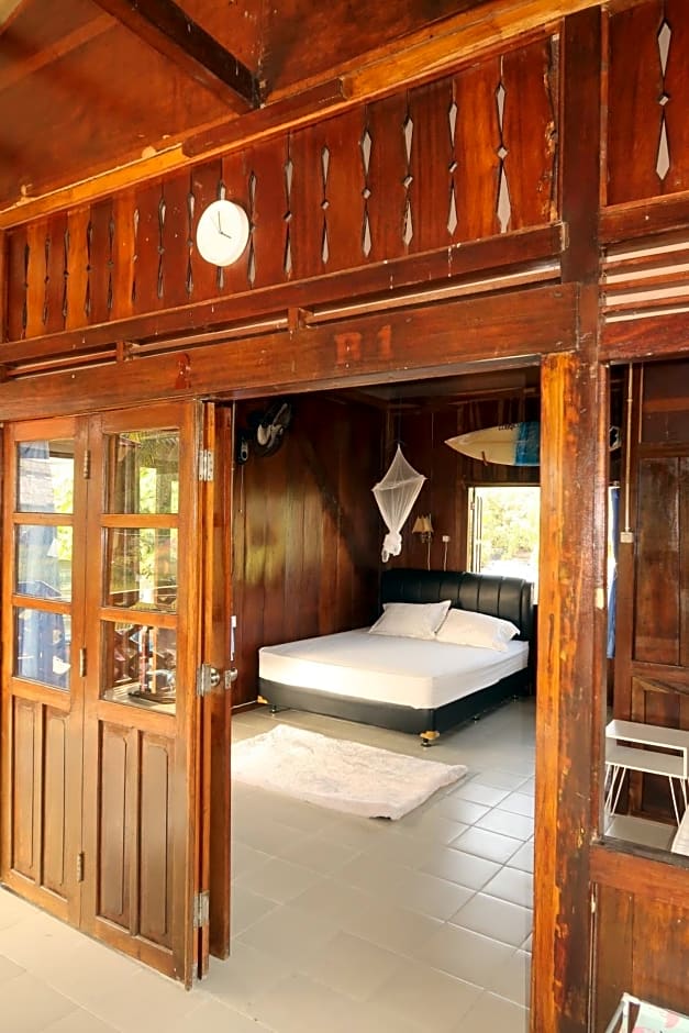 Arya's Surf Camp Cimaja