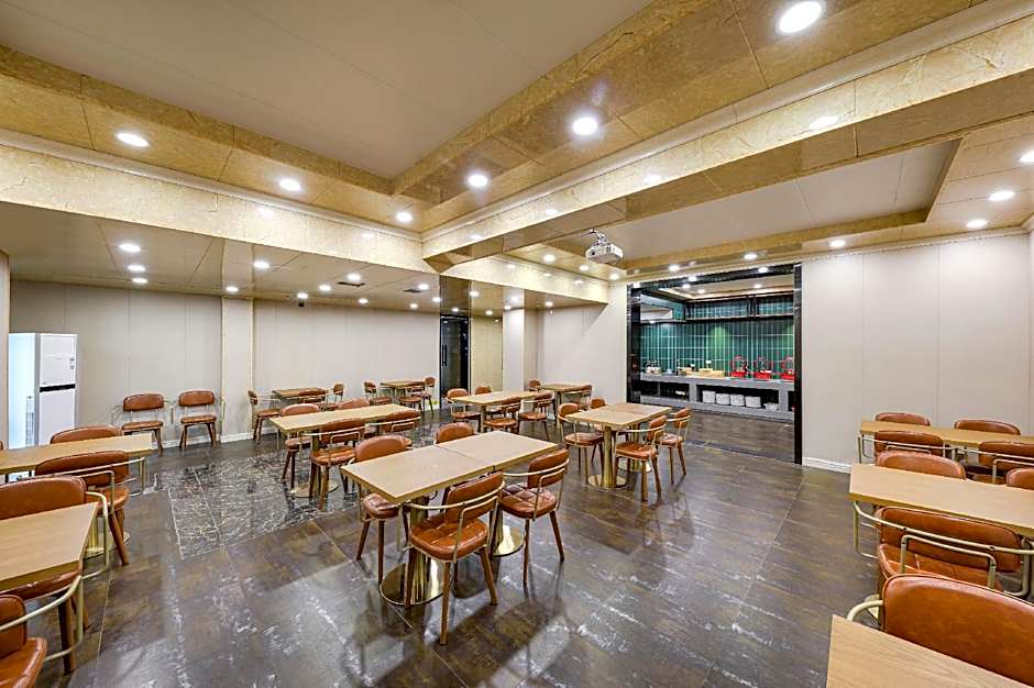 James Joyce Coffetel Xishuangbanna Poshui Square Manjinglan Ancient City