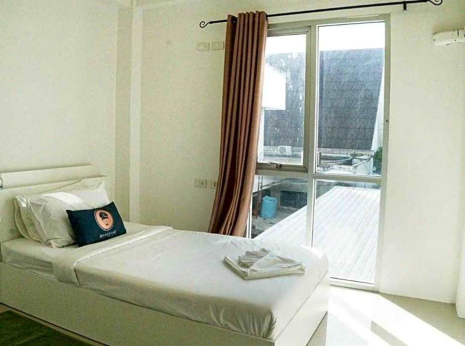 RQ Bangkok Sukhumvit 50 by Collection O