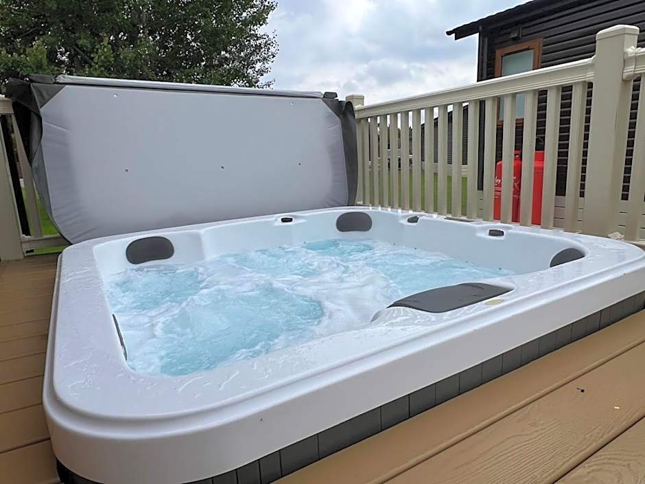 Lottie's Lodge With Hot Tub