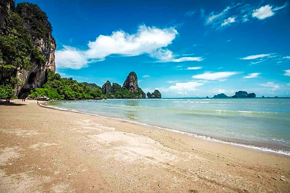 OYO 681 Paradise Hotel