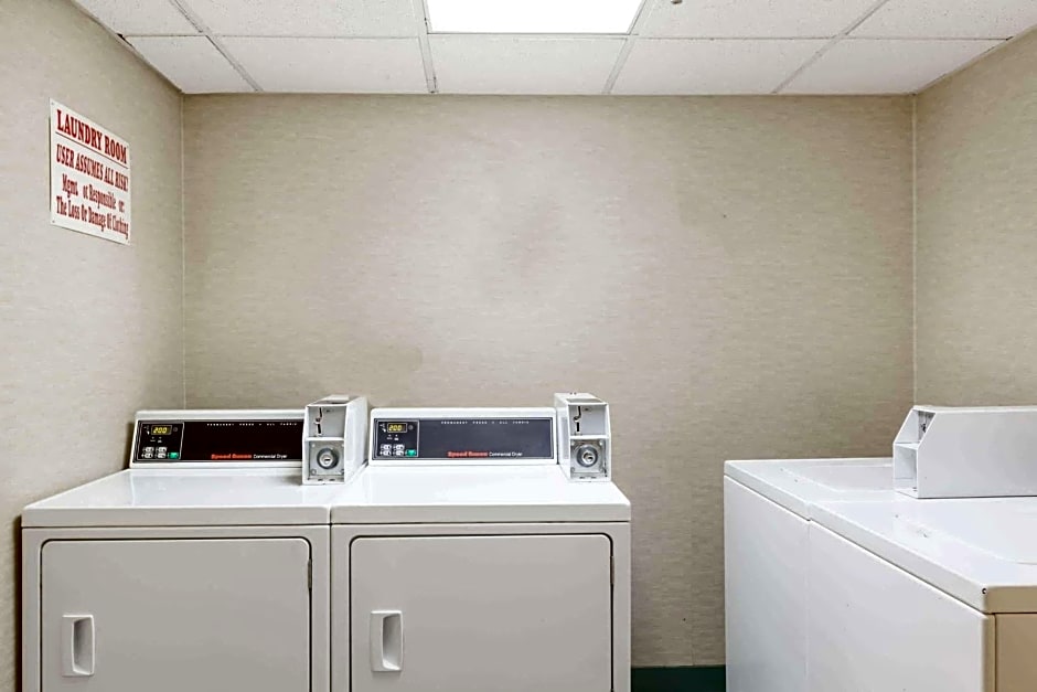 Howard Johnson by Wyndham Newark Airport